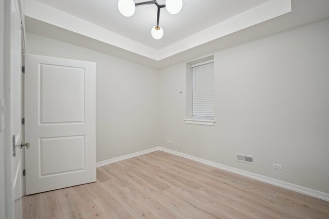 Building Photo - 1635 W Warren Blvd