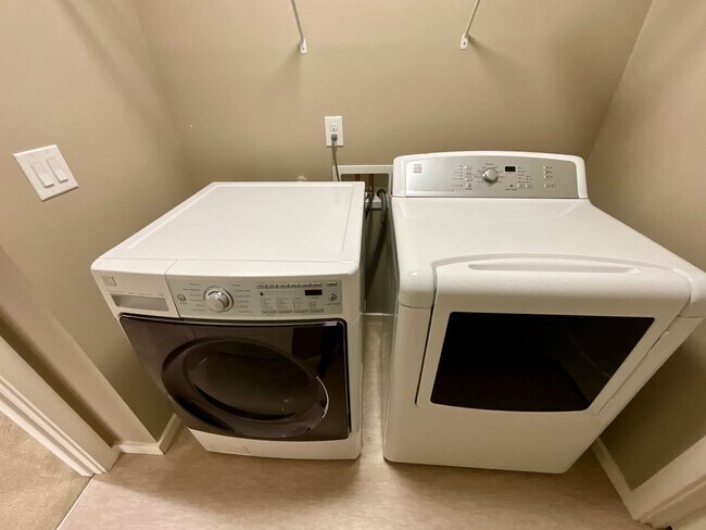 Building Photo - Beautiful and Spacious 4 Bedroom Home in M...