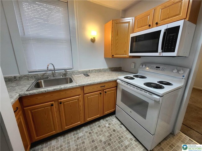 Building Photo - 817 Seneca St