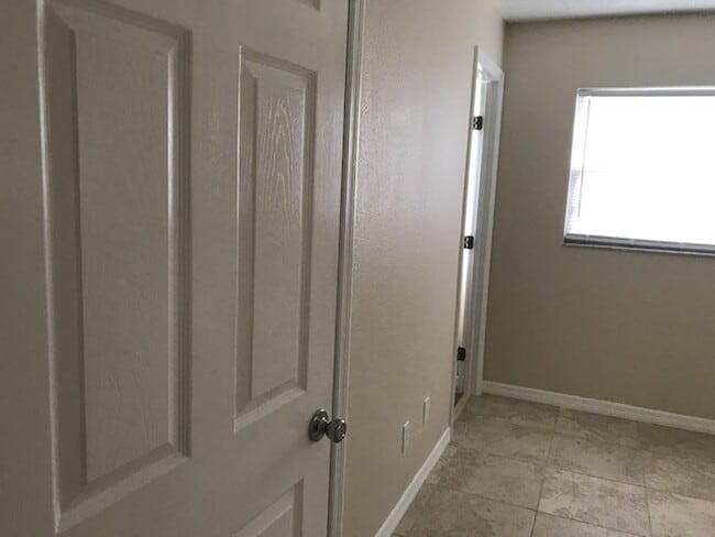 Building Photo - Conveniently located to I-4