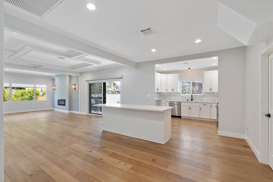Building Photo - 1828 W 47th St