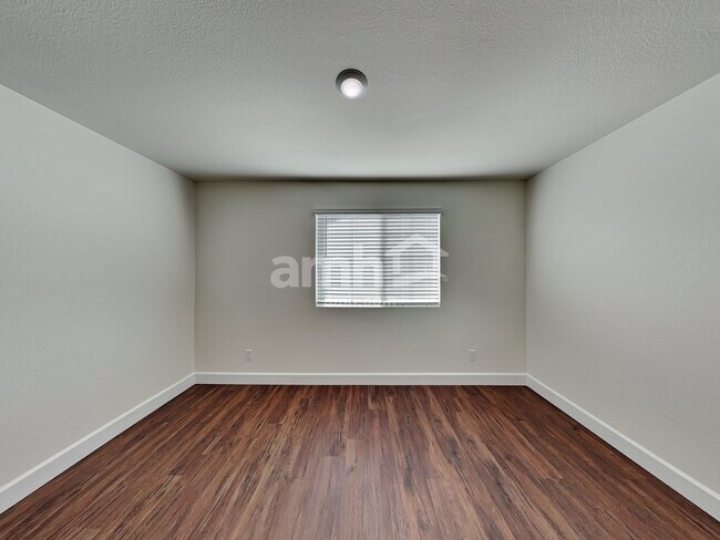 Building Photo - 872 Longwood Gdns St