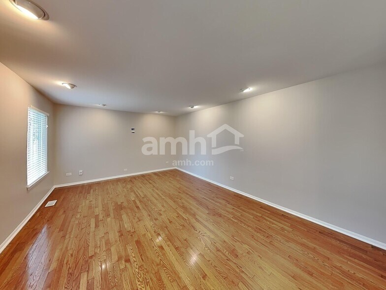 Building Photo - 621 Red Barn Trl