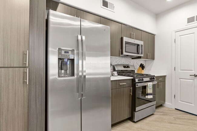 Building Photo - 9450 W Cabela Dr