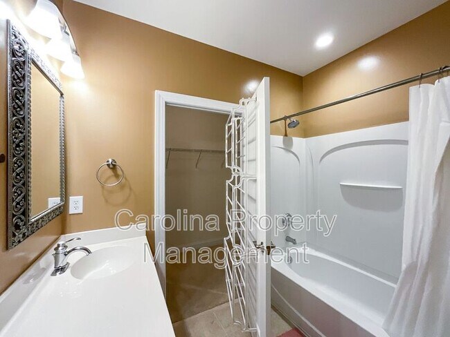 Building Photo - 518 Clarice Ave