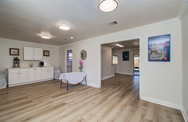 Building Photo - 5926 Ettrick Dr