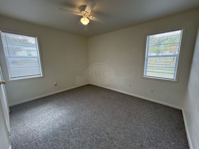 Building Photo - 2134 Circle Dr