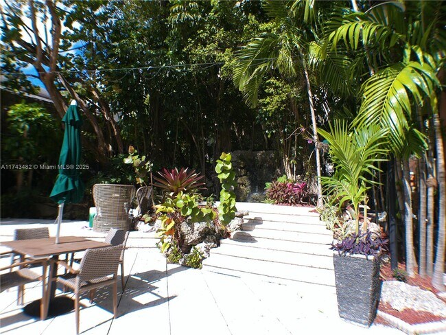 Building Photo - 2951 S Bayshore Dr