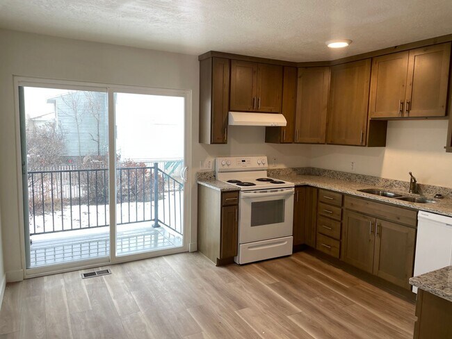 Building Photo - 3 bedroom, 1 bath unit. Newly Remodeled.