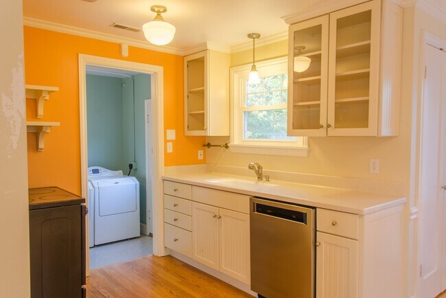 Building Photo - 2bd/1ba Seattle Home