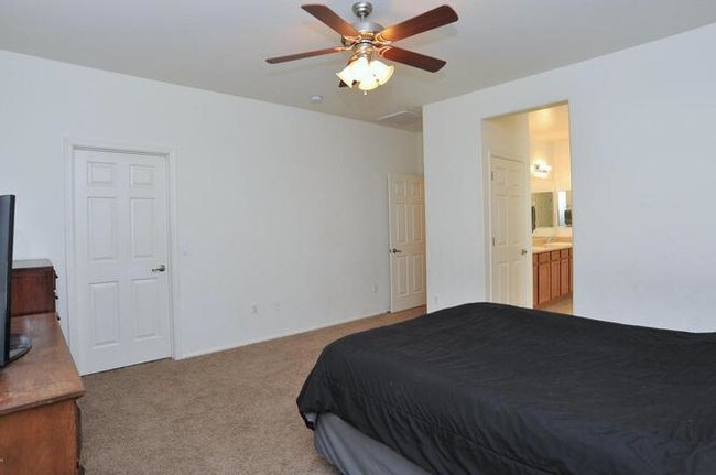 Building Photo - 11822 W Farmall Dr