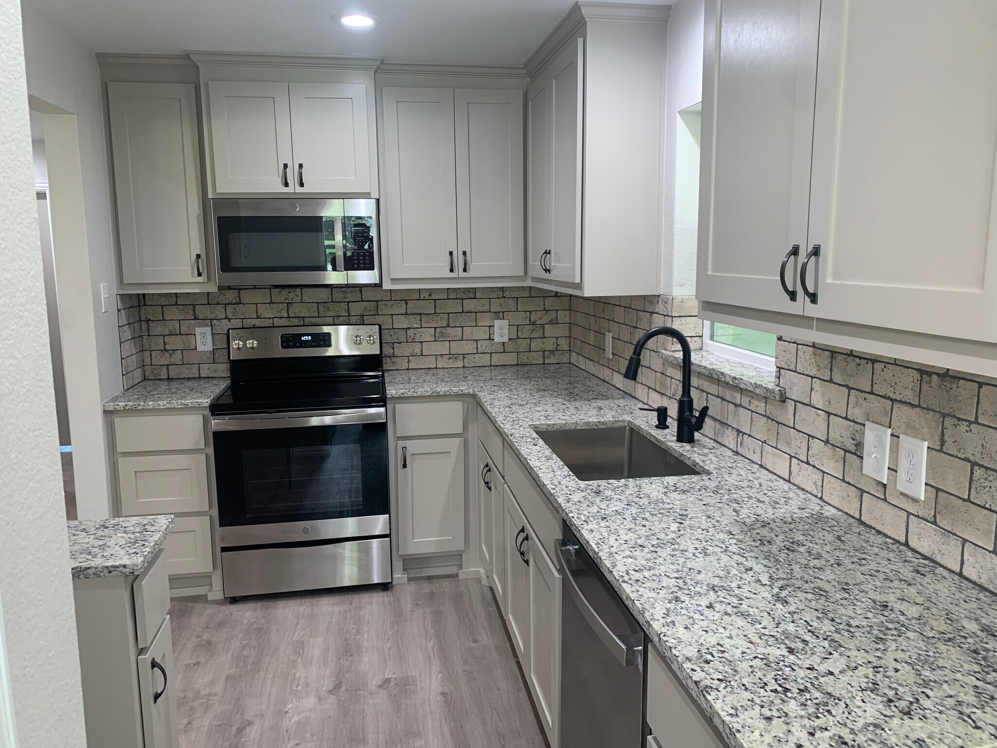 Building Photo - 402 N Monroe St