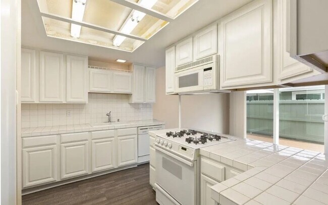 Building Photo - Spacious Carlsbad Condo Walking distance t...