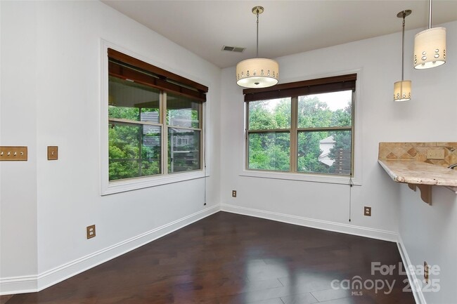 Building Photo - 549 Daventry Ct