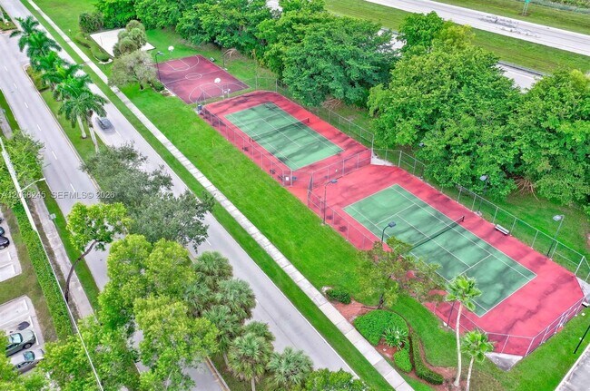 Building Photo - 8040 Sanibel Dr