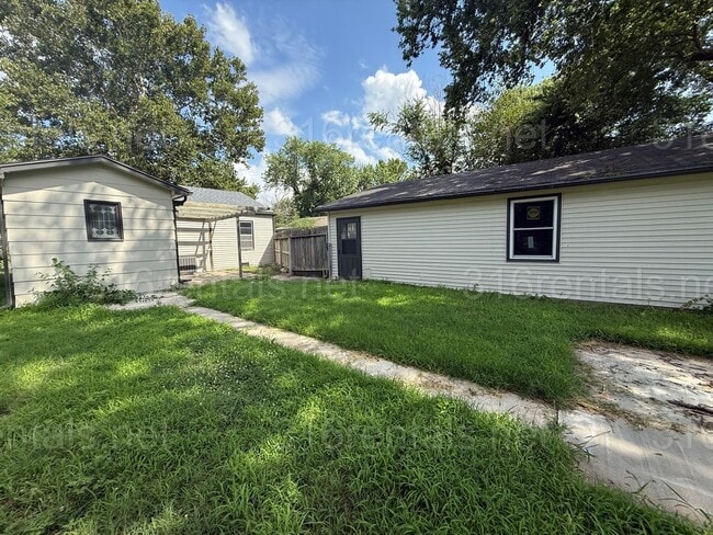 Building Photo - $1195 - 2 bedroom/ 1 bathroom - Haysville ...