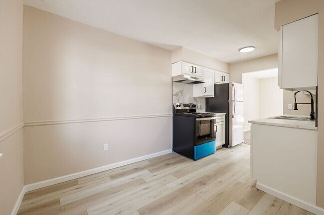 Building Photo - 14 Elm St