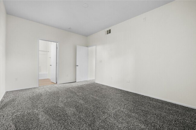 Building Photo - Comfort & Convenience: Modern 2-Bed, 2-Bat...