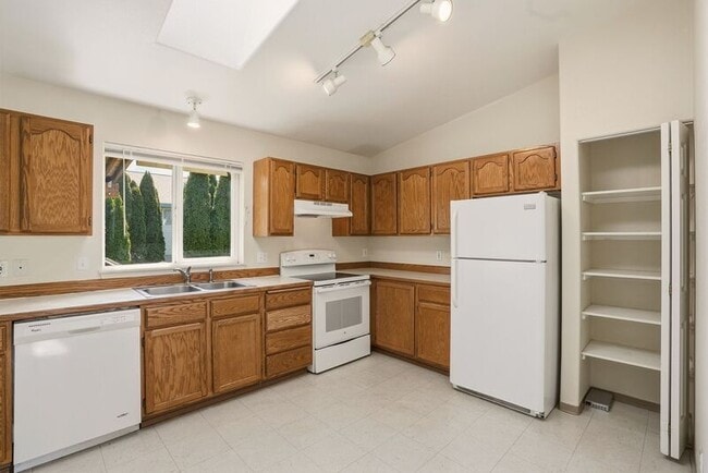 Building Photo - 820 N Siony
