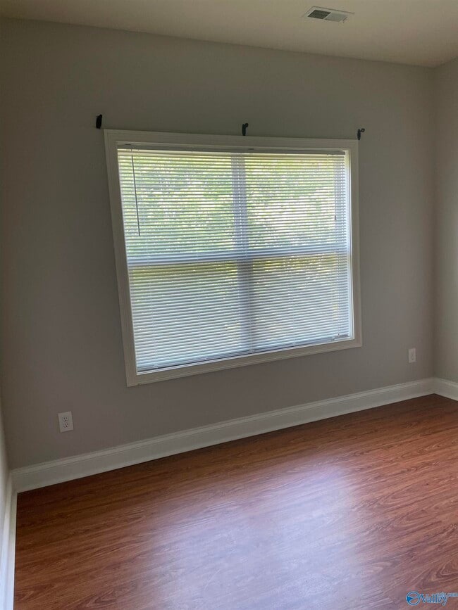 Building Photo - 212 Treetop Dr SE