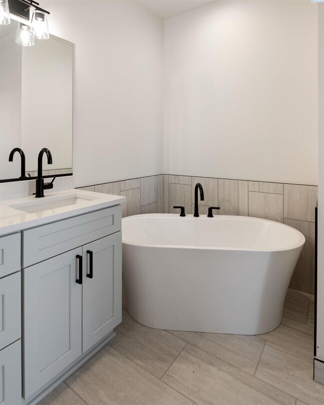 Building Photo - Generational suite w/separate entrance!