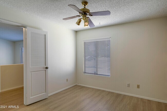 Building Photo - 966 E Morningstar Ln