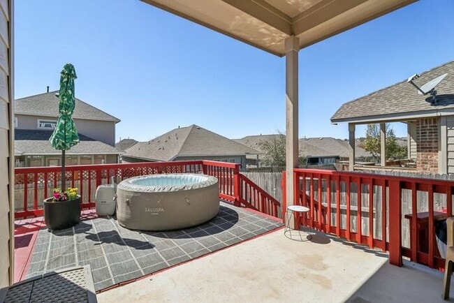 Building Photo - Spacious 1.5 Story Home with a Versatile F...