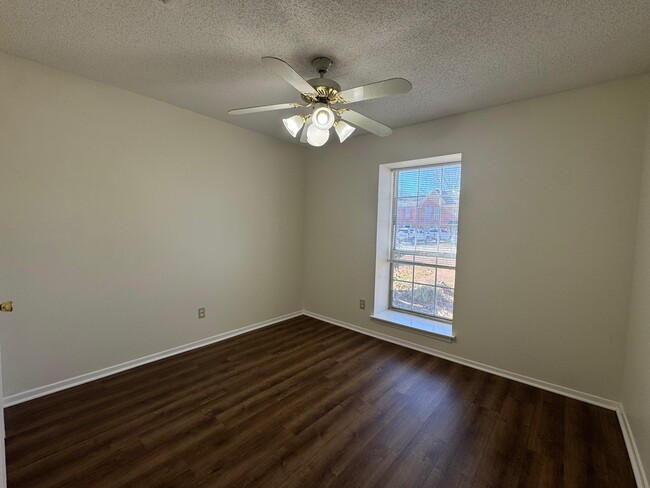 Building Photo - 3090 S Wesley Ct