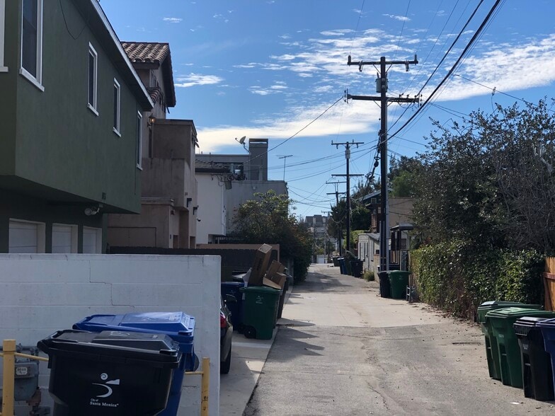 Clean open alley - 1033 Pearl St