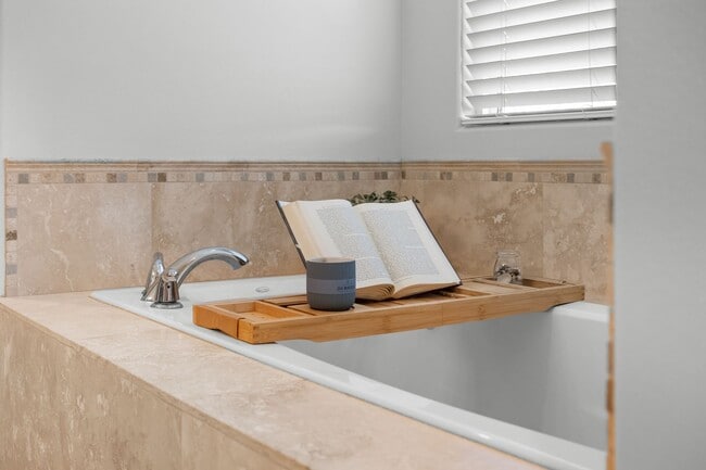 Building Photo - Luxury Living in Kahana Ridge