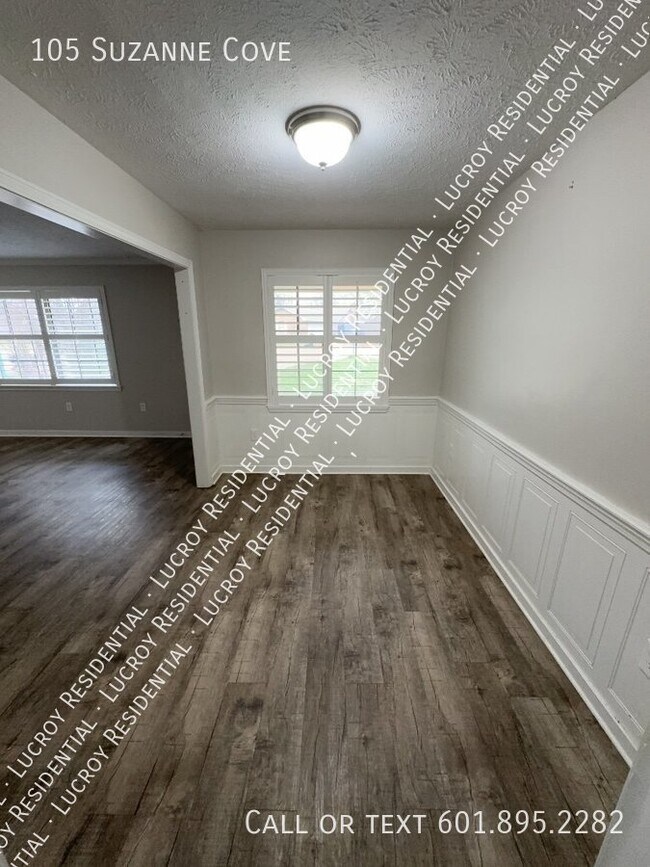 Building Photo - Updated 4-Bedroom Duplex with Fireplace in...