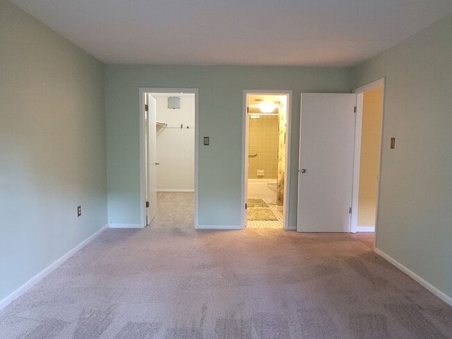 Building Photo - 2 Bedroom Condo - Greentree - Many Amenities!!