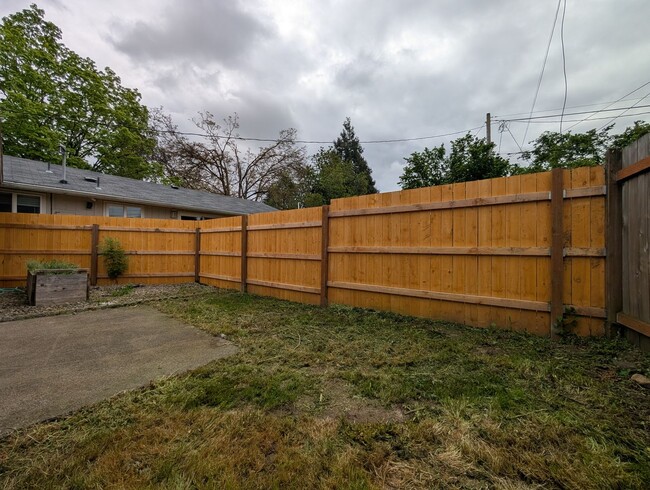 Building Photo - Great 2+ Bedroom, 1 Bathroom Duplex In Spr...