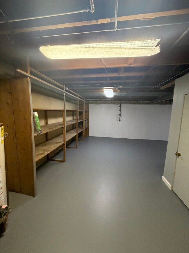 Building Photo - 1315 Mendell Dr