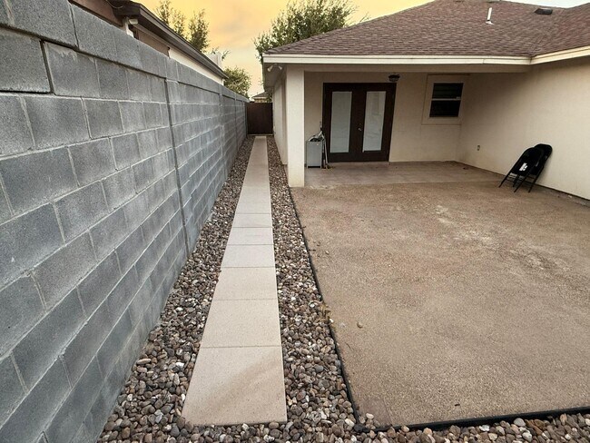 Building Photo - 4014 Shahram Dr