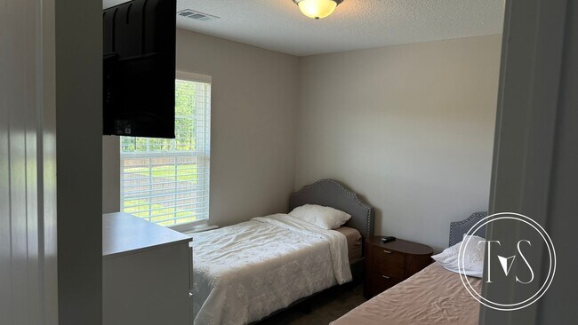 Building Photo - RATE DROP ALERT (was $2600/month)!