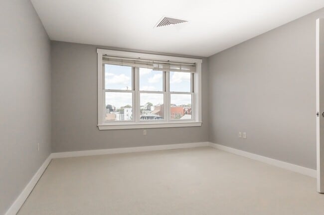 Building Photo - 2BR/2BA East Bayside Luxury Condo Near Old Port, W/D, Parking, Central AC, Views