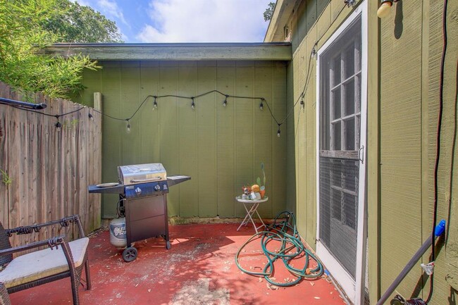 Building Photo - 3317 S Oak Dr