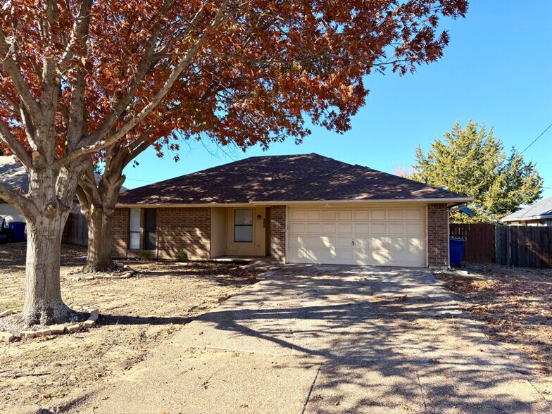 Building Photo - 800 Nicole Dr