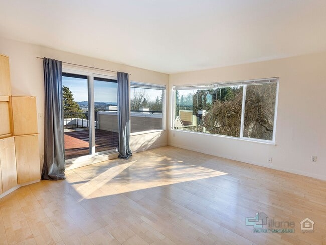 Building Photo - 1-Month Rent Free! Condo Near OHSU with Huge Deck, Stunning Views and Parking