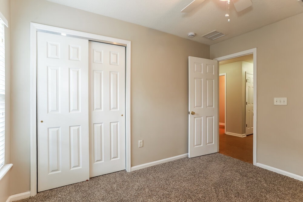 Building Photo - 11311 Justin Oaks Dr N