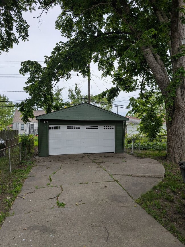 Building Photo - 8371 House St
