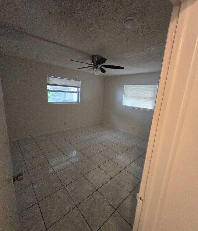 Building Photo - 2 bedroom 1 bathroom house