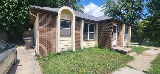 Building Photo - 2 Bedroom with bonus rec space in basement!