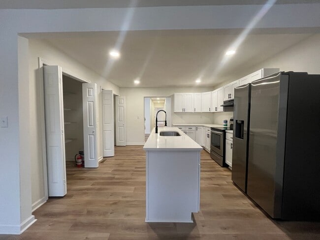 Building Photo - Newly Remodeled!