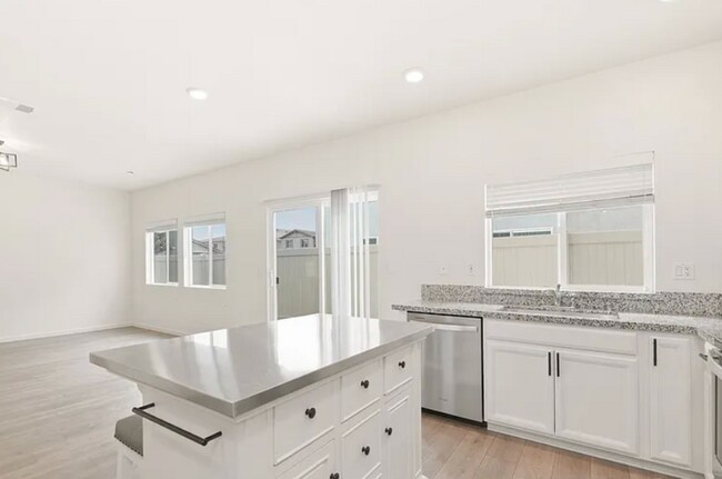 Building Photo - Beautiful 3/2.5 (Solar) Natomas Gem!  Please read entire ad for viewings!