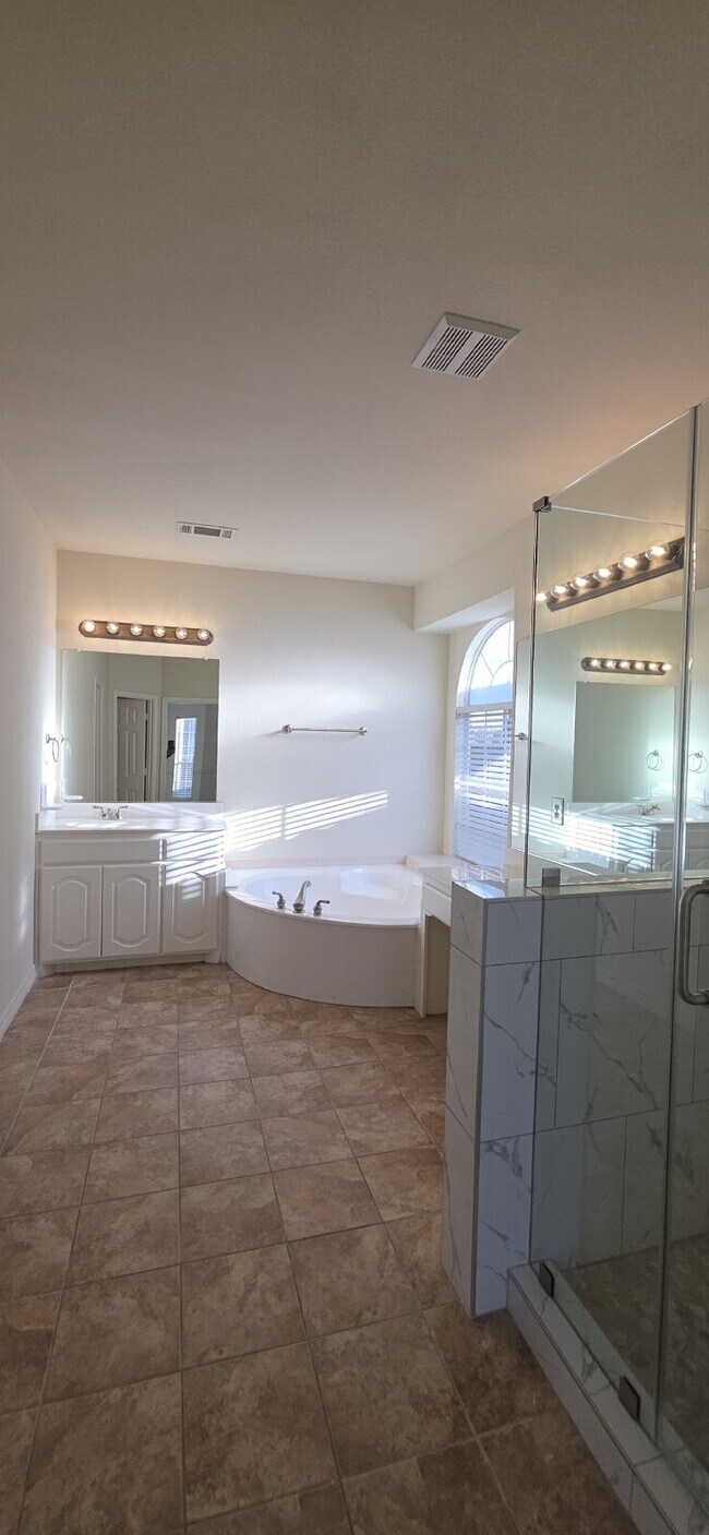 Building Photo - Recently remodeled 4 bedrooms, 3 bathrooms and move-in ready!