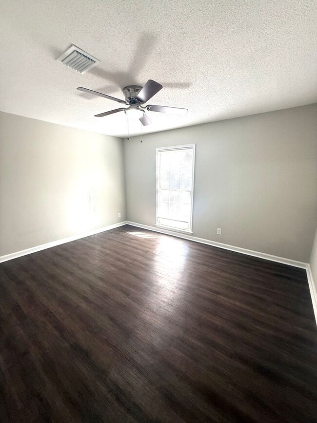 Building Photo - ** 4 bed 2 bath located in Woodmere Park ** Call 334-366-9198 to schedule a self showing