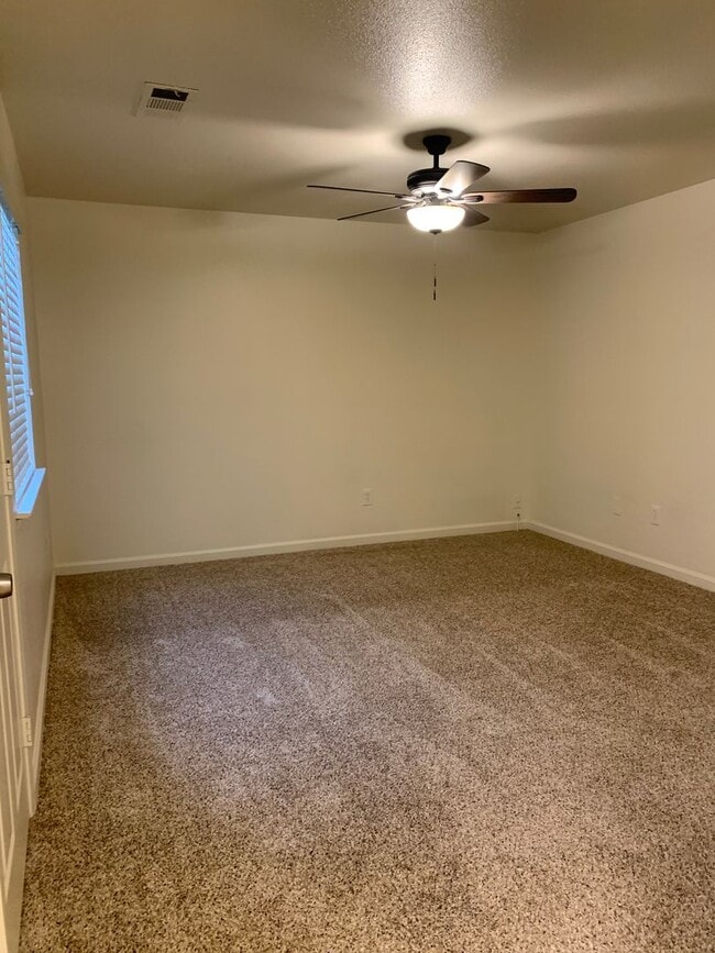 Building Photo - 3 Bedroom, 2 Bath home in North Hanford