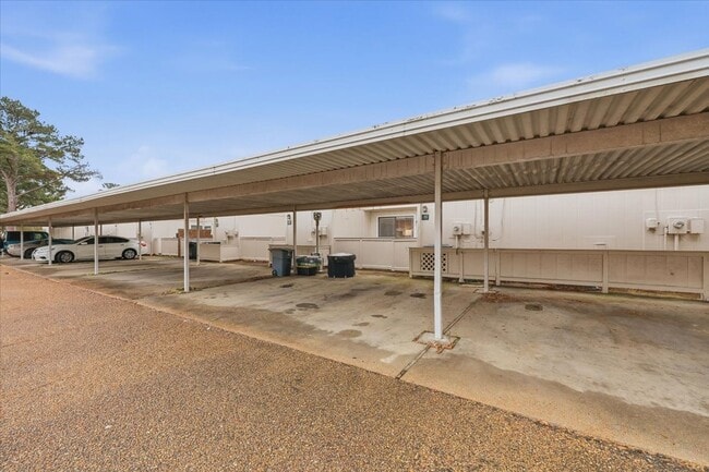 Building Photo - randon School District Home with access to a Lake, Walking Trails, and Pool